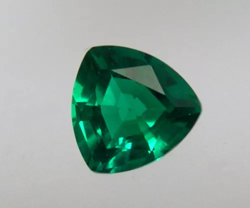 EMERAUDE  HYDROTHERMALE 7x7mm 1,05ct  A