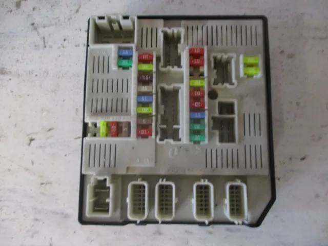 Renault megane usm Fusebox 284b68372r 2008 - 2014