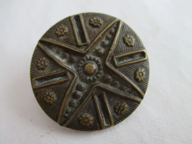 Ancien bouton en métal à identifier 26mm de diamètre