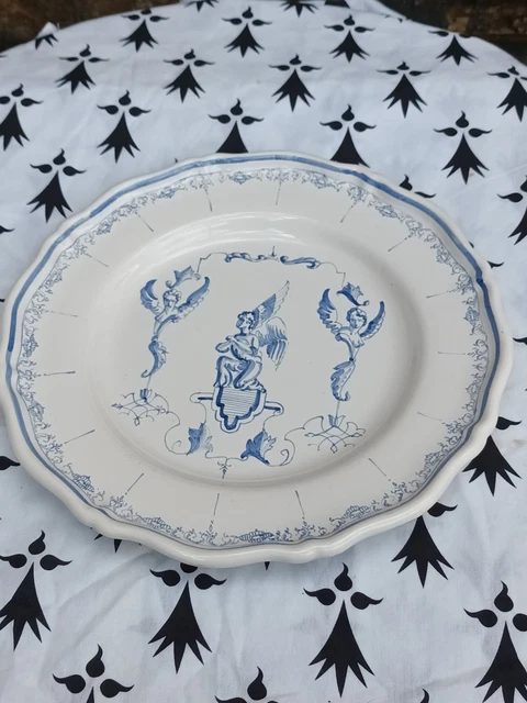 Ancien Plat En Terre Cuite, Style Moustier, Atelier Clérissy, Décor De Chasse Bleu