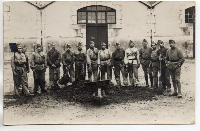 Thème MILITAIRE - soldats - corvée - brouette - CARTE PHOTO non située