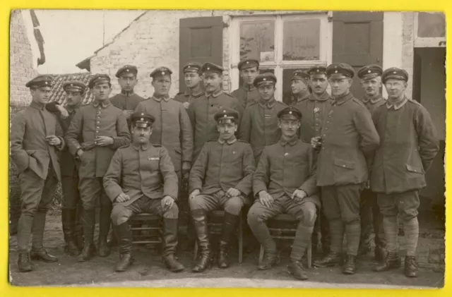 cpa Carte Photo MILITAIRE vers 1930 SOLDATS GUERRE CASERNE Uniforme à identifier