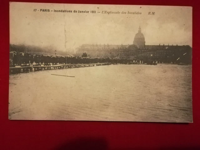 CPA 75 Paris Les Inondations - La Passerelle de L'Esplanade des Invalides