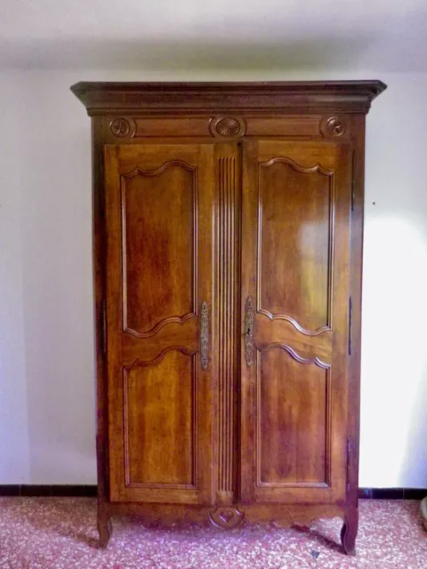 Armoire provençale époque Louis XV en noyer