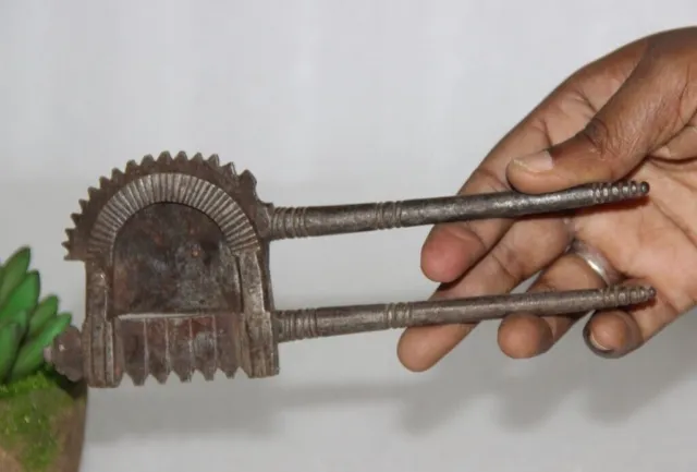 Vintage viejo latón cortador de tuercas Sarota tallada a mano incrustación...
