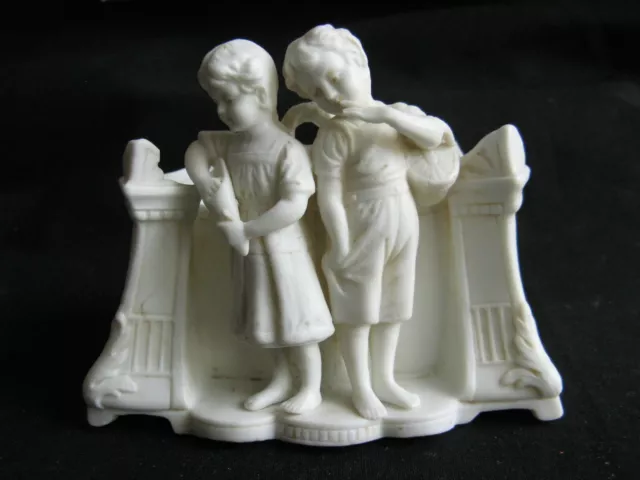 Très beau petit biscuit porte bouquet en porcelaine de W. Goebel Les 2 enfants