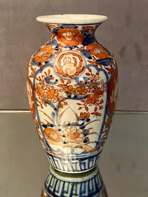 IMARI - Assiette de présentation ancienne en porcelaine lobée, peinte à