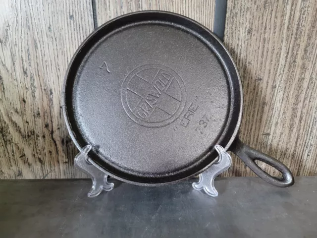 ANTIQUE GRISWOLD CAST IRON GRIDDLE PAN RESTORED # 8 LARGE SLANT LOGO 738 A