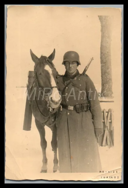 Foto, WK2, Art.-Kaserne Preuß.-Eylau, m.Pferd auf Posten in Stablack, 5026-1381g