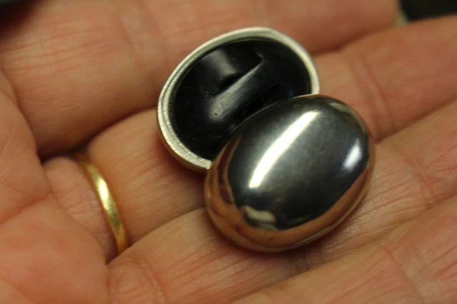 BOUTON ANCIEN COUTURE  en métal bombé ovale forme galet