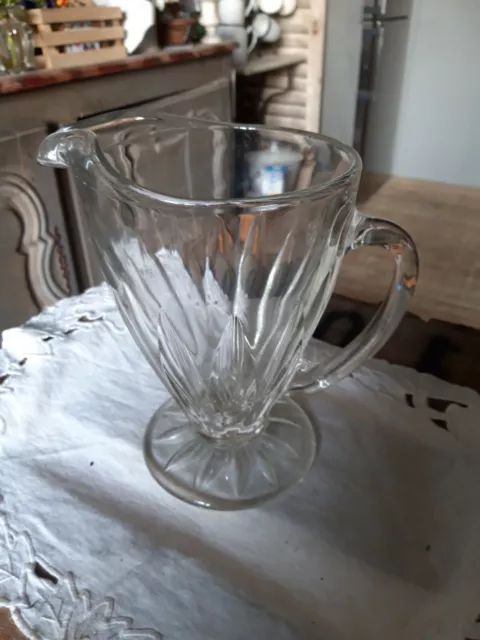 Ancien pichet en verre moulé