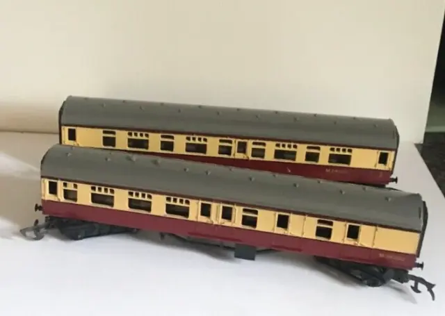2x Triang Coaches R28/220 M34000 & R29/221 M24001 for Restoration OO Gauge