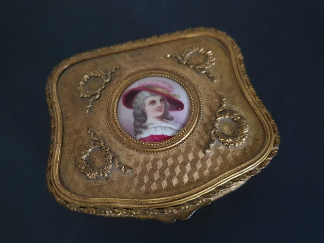 Ancienne Boîte à Bijoux Gainée De Cuir Avec Médaillon Décor D'angelot - Occasion, Sans Marque - Objet De Décoration Vintage