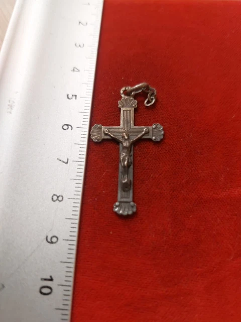 ANCIENNE CROIX CRUCIFIX Pendentif en étain Bras Tubulaires Façon Troncs d'arbres EUR 4,00