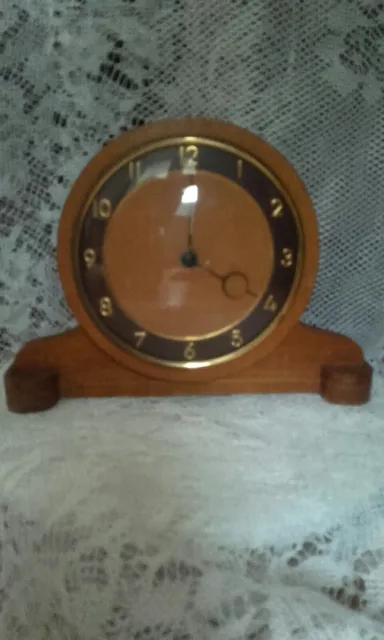 Vintage  Art Deco Wind Up wooden mantle clock Made In Great Britain