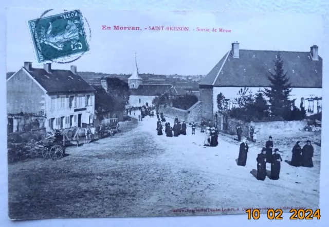 CP ancienne : En Morvan. - SAINT BRISSON - Sortie de Messe - 6 AOUT 1910