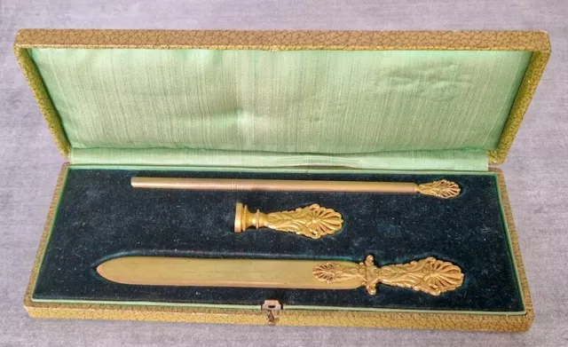Antique set de bureau seau cachet, ouvre lettre, stylo porte plume dans écrin