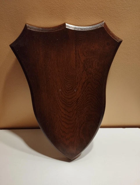 Écusson trophée de chasse inspiré par les safaris, forme pointue