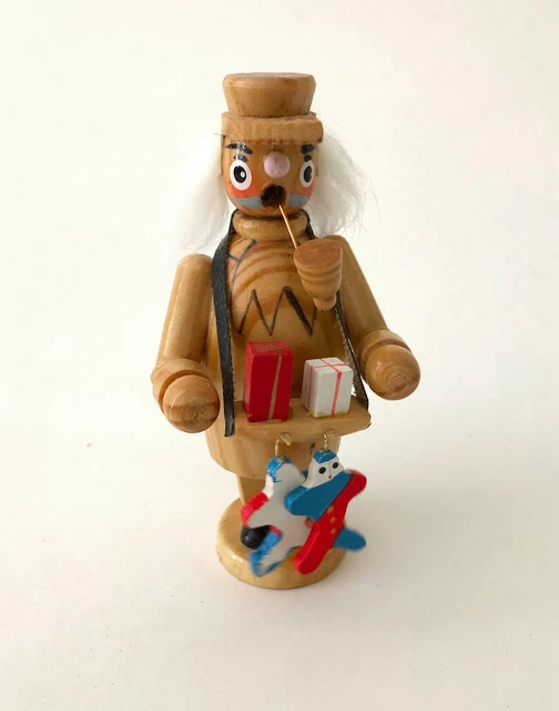 Räuchermännchen Erzgebirge mit Geschenken und Pfeife 11,5 cm aus Holz selten