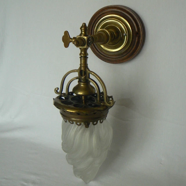 Ancienne Applique murale lampe a pétrole électrifié en bronze Vintage