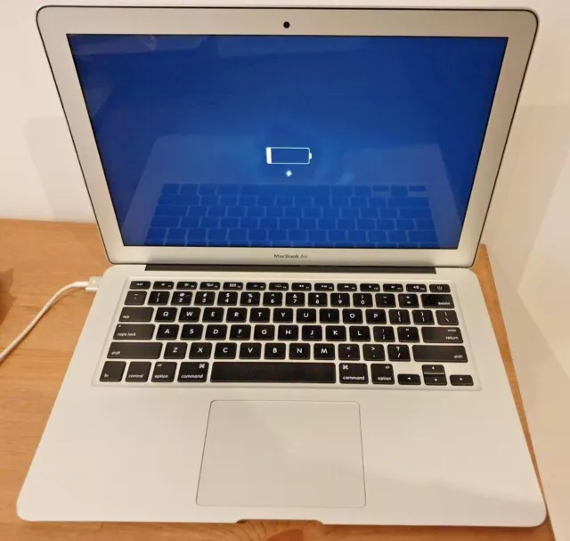 Apple MacBook Air (13-inch, 2015) 1.6 GHz Dual-Core i5 128GB SSD - 4GB RAM