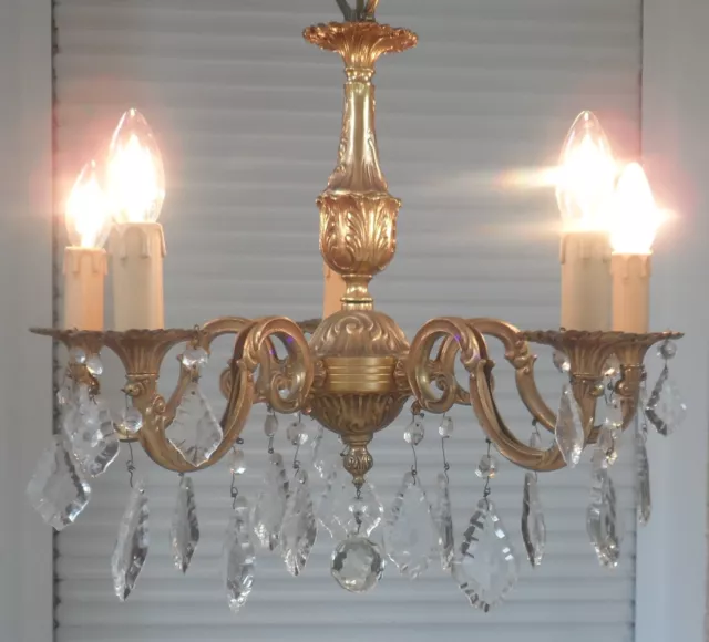 Lustre ancien à 5 éclairages en bronze doré et pampilles en très bon état