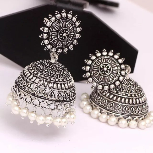 Pendientes Jhumka étnicos de perlas blancas chapadas en plata oxidada...