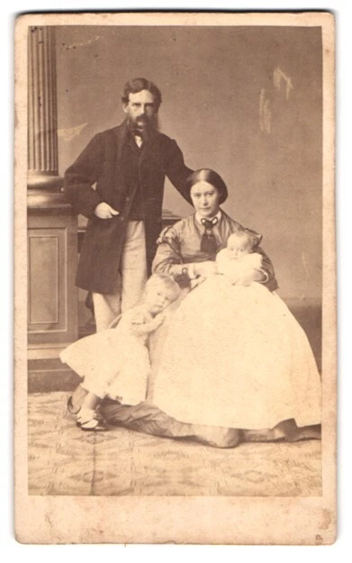 Fotografie Fotograf und Ort unbekannt, Portrait Vater und Mutter mit zwei Kinde