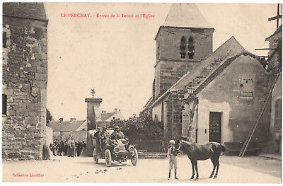 CPA 95 - LE PERCHAY(Val d'Oise) Entrée de la Ferme et l'Eglise (voiture, cheval)