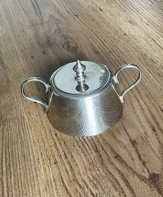 Charmant sucrier en verre taillé et cerclé d'un métal argenté et son couvercle