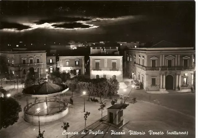 Canosa di Puglia  -  Piazza Vittorio Veneto  ( notturno )