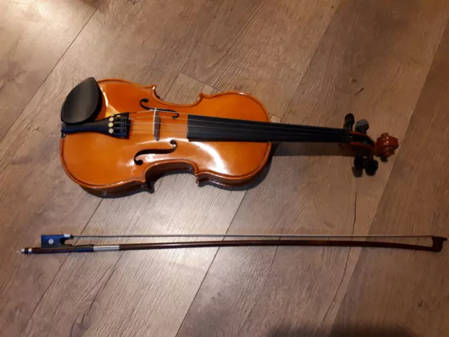 Beautiful Stentor 1/2 Violin With Bow And Case