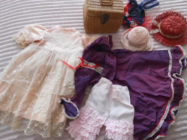 Habits De Poupee Ancienne  , 2  Robes  3  Chapeaux  1  Panty  1  Panier Osier