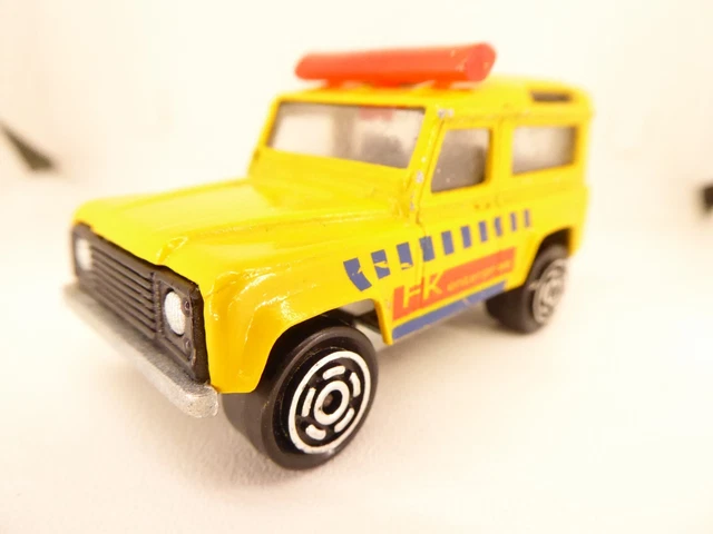 Majorette Premium Land Rover Defender 90 Spielzeugauto (1:64, 7,5 Cm) – Mit öffnenden Türen & Federung, Ab 3 Jahren