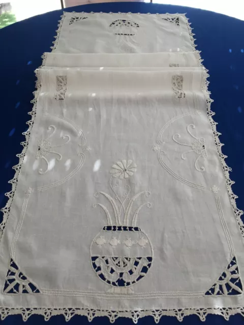 ancien grand et beau chemin de table en lin fait main /motifs art déco: 150 X 47