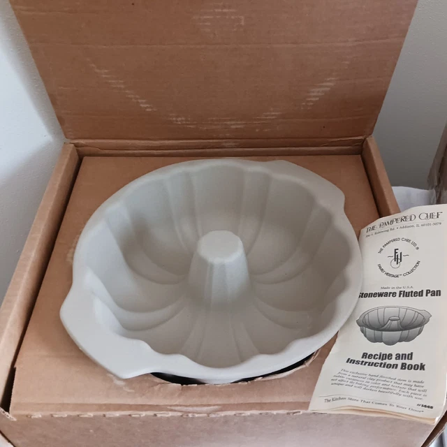 New The Pampered Chef # 1440 Family Heritage Collection Stoneware Fluted Pan