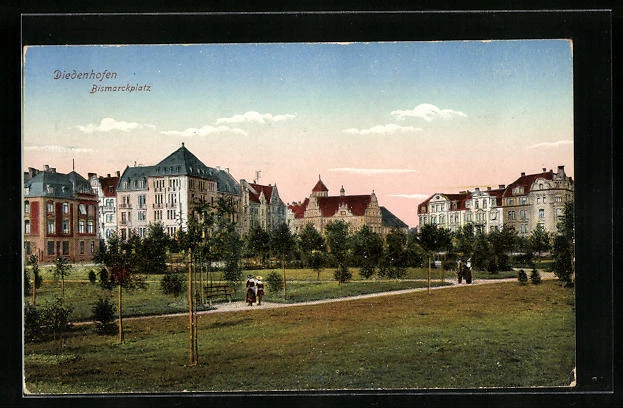 CPA Diedenhofen, vue de Bismarckplatz avec Spaziergängern