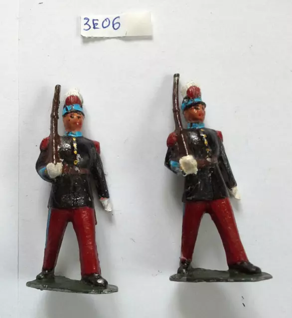 2 élèves officiers de Saint-Cyr défilant fusil à l'épaule soldats alu anciens