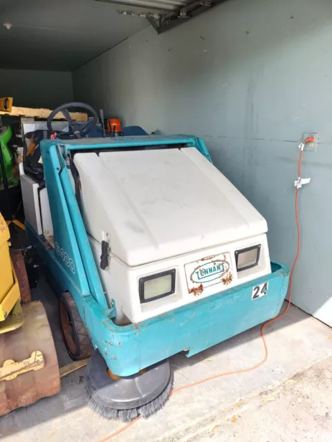 Tennant 6400 Ride On Parking Lot Floor Sweeper Vacuum - Gas - Air Cooled -556hrs