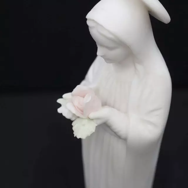 Capodimonte Porcelaine Religieux Statue De Virgin Mary Tenant Rose Fleur
