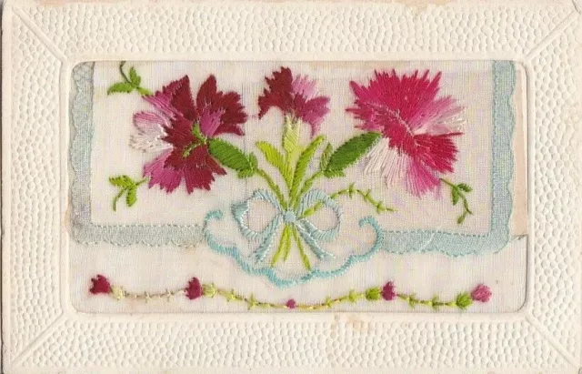 CPA Art Fantaisie Brodée BONNE ANNEE Panier Bouquet d' Oeillets Pochette 1933