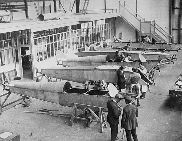 Workers at the de Havilland Aircraft Company build DH 60 Moth lig - 1925 Photo