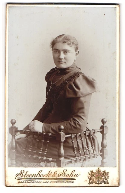 Fotografie Steenbock & Sohn, Rostock, Hopfenmarkt 4, Junge Dame im Kleid mit Kr