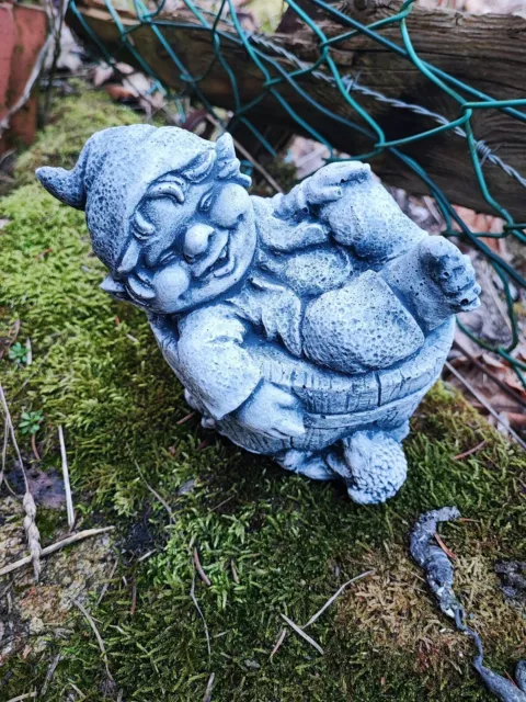 Steinfigur Troll Wichtel Kobold Gnom liegend Garten Deko Steinguss  Frostfest