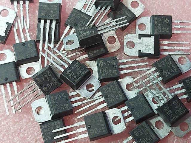 BTB10-800 BTB10800 Triac 600V 10A TO220 STMicro (20pcs)