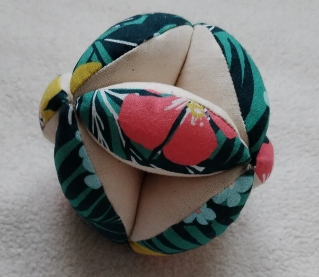 Balle de Préhension bébé Inspiration Montessori  11 cm ~ de diamètre.