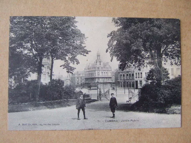 Cpa Cambrai (59) Jardin Public. Anime.