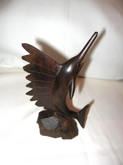 Grande tribune d'espadon sculptée à la main montée sur un