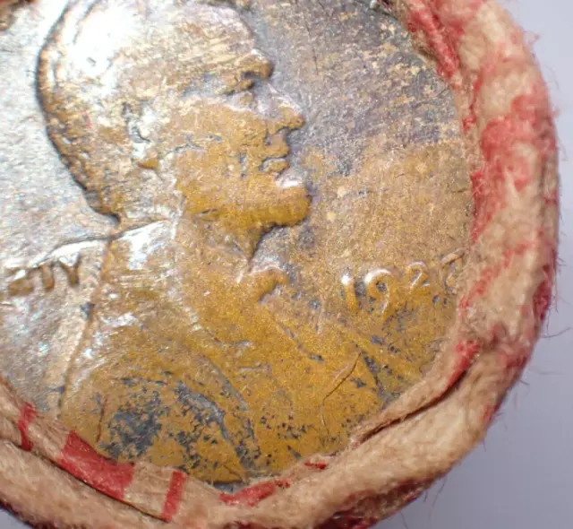 1922 Wheat Penny and 1909 Wheat Cent   Showing On End Of Unsearched coin Roll