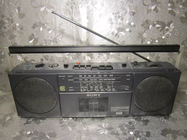 Radio SONY Model : CFS-2000L  ( 1983 ) , 4 Bands ,Testé Made in Malaysia